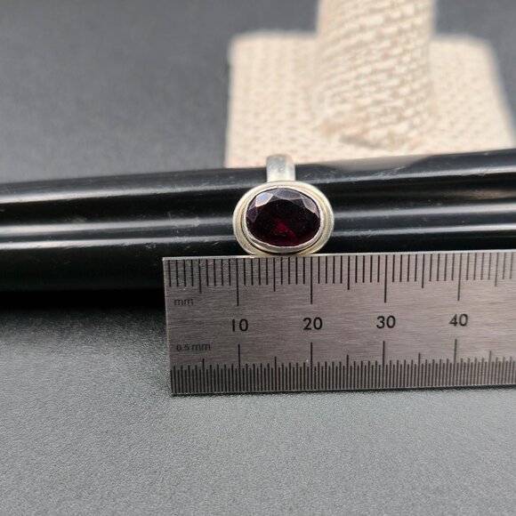 Size 9 Sterling Silver Oval Very Deep Dark Garnet Gem Band Ring A6113 - Picture 8 of 9